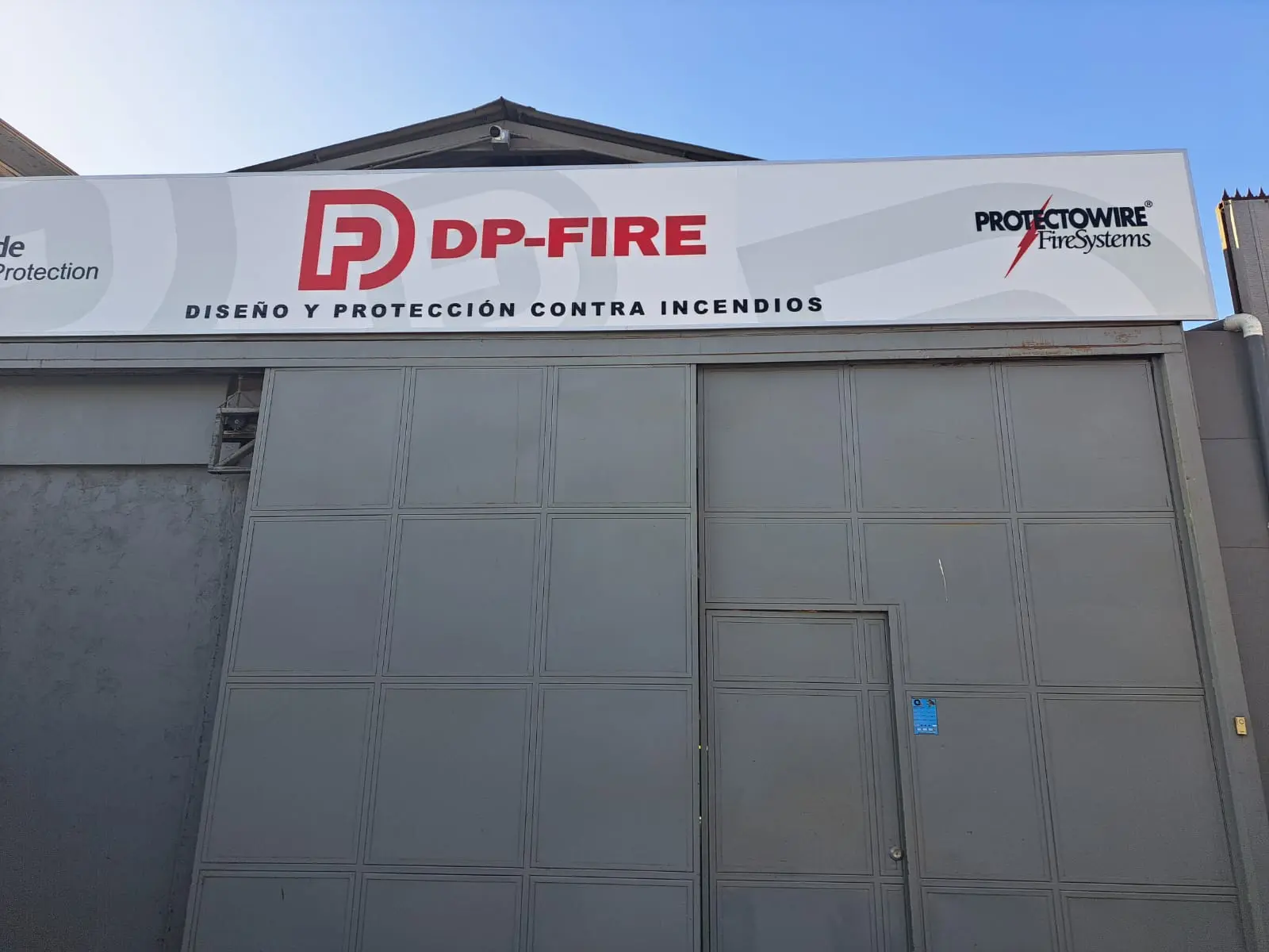 Portón principal de la oficina DP-FIRE
